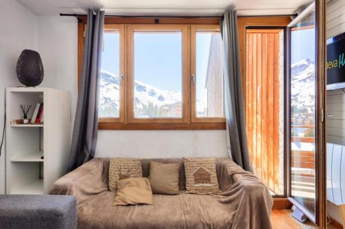 - un salon avec un canapé en face d'une fenêtre dans l'établissement Appartement 2 pièces 6 personnes - maeva Home - Appartement 2 pièces 6 personnes - Sélection MAE-8604, à Avoriaz