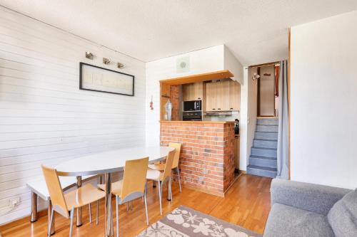une cuisine et une salle à manger avec une table et des chaises dans l'établissement Appartement 2 pièces 6 personnes - maeva Home - Appartement 2 pièces 6 personnes - Sélection MAE-8604, à Avoriaz