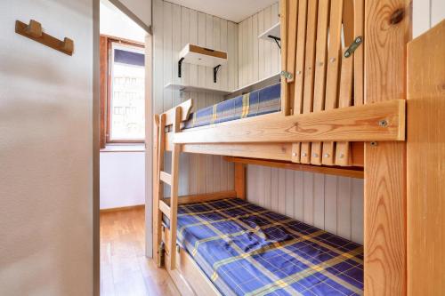 Cette chambre dispose de lits superposés. dans l'établissement Appartement 2 pièces 6 personnes - maeva Home - Appartement 2 pièces 6 personnes - Sélection MAE-8604, à Avoriaz