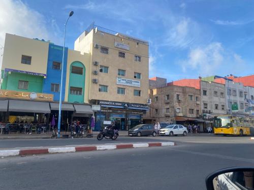 Um homem a andar de mota numa rua da cidade. em Appartement spacieux em Casablanca