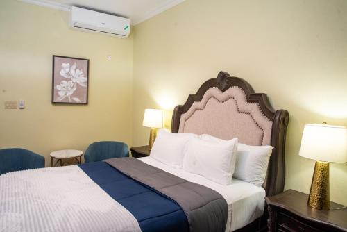 Llit o llits en una habitació de Sky's Villa Resort