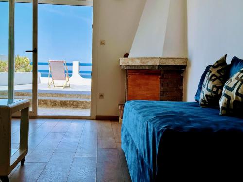 um quarto com uma cama e vista para o oceano em Villa vue imprenable sur l’Océan. em Moulay Bousselham