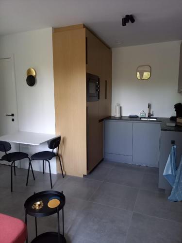 a kitchen with a table and chairs in a room at Starling in Oud-Turnhout