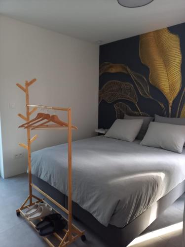 a bedroom with a bed and a wall with a painting at Starling in Oud-Turnhout