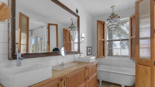 Un baño con dos lavabos y un espejo grande. en Dock of the Bay, en Santa Rosa Beach