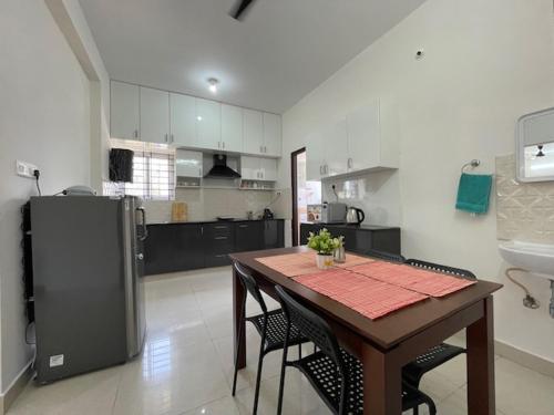 Kuchyň nebo kuchyňský kout v ubytování SSN Home Stays in Bangalore near PLAY Arena