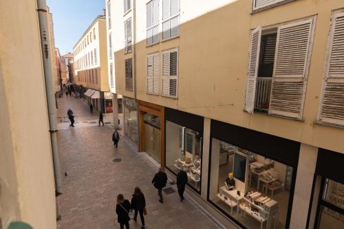 un grupo de personas caminando por una calle en Scallop Rooms self check-in, en Zadar