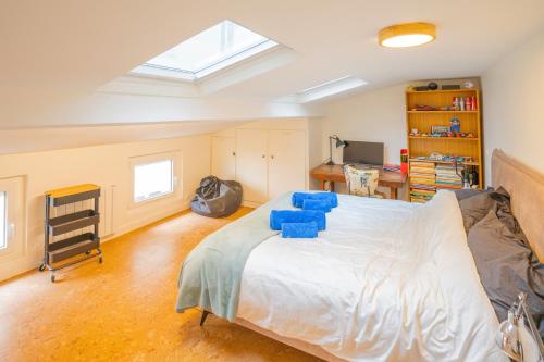 une chambre avec un lit avec des sièges bleus dessus dans l'établissement L'Opaline ~ T2 Calme ~ Proche Métro Idéal pour JO, à Paris