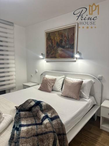 Una cama o camas en una habitación de Princ house