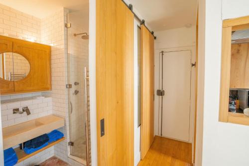 une salle de bain avec douche et lavabo dans l'établissement L'Opaline ~ T2 Calme ~ Proche Métro Idéal pour JO, à Paris