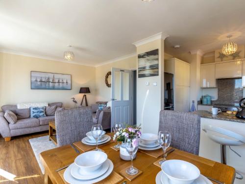 ブリクサムにある2 bed in Brixham 78185のテーブルと椅子のあるキッチンとリビングルーム