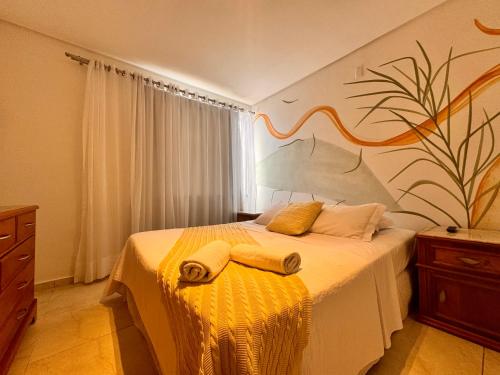 1 dormitorio con 1 cama con toallas en O melhor na Praia do Futuro, en Fortaleza
