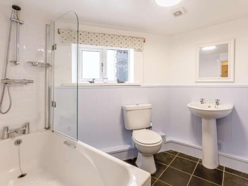 y baño con aseo, lavabo y bañera. en 3 Bed in Bude 86887, en Kilkhampton