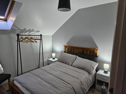 una camera con un letto e due luci sul muro di Skyview retreat a Londonderry