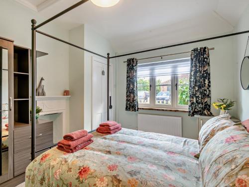 - une chambre avec un lit à baldaquin et une fenêtre dans l'établissement 1 Bed in Beccles 94297, à Geldeston