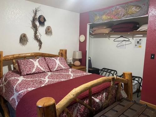 Кровать или кровати в номере Alaska's Point of View Full Suite