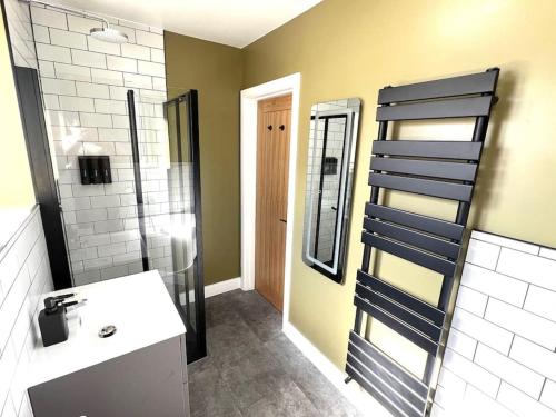 A bathroom at Spacious 3 bed APT sleeps 5 near Bournemouth Beach