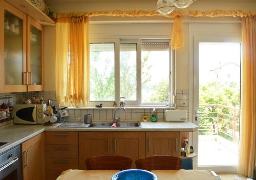 O bucătărie sau chicinetă la Private Room Sunny Retreat with a Garden Terrace