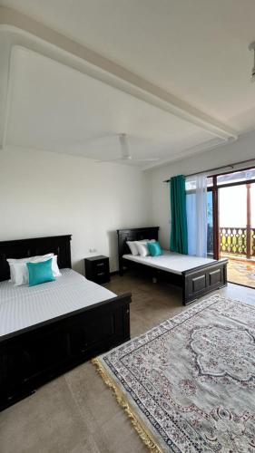 - une chambre avec 2 lits et un tapis dans l'établissement Love Birds Palace, à Mombasa