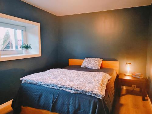 1 dormitorio con cama con almohada en Mossemarka Guesthouse, en Moss