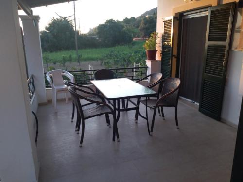 Μπαλκόνι ή βεράντα στο Beach Front Studio Maria