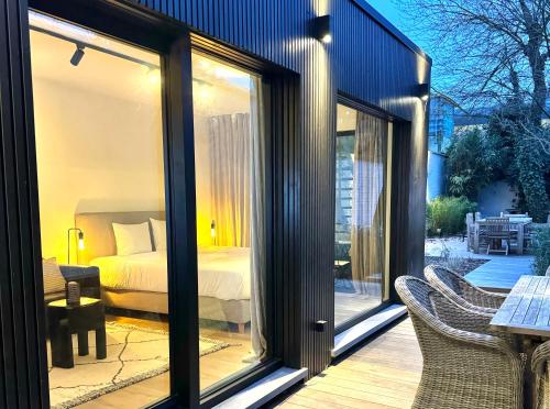 Camera con letto e balcone con porte scorrevoli in vetro. di Luxury Apartment with Cosy Garden! a Gand