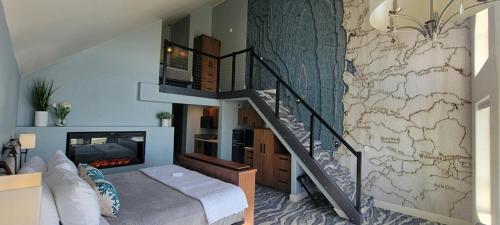 1 dormitorio con cama y escalera en The Seaside Oceanfront Inn, en Seaside