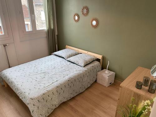 une chambre avec un lit et deux miroirs au mur dans l'établissement Superbe appartement au bord de Vienne, à Limoges