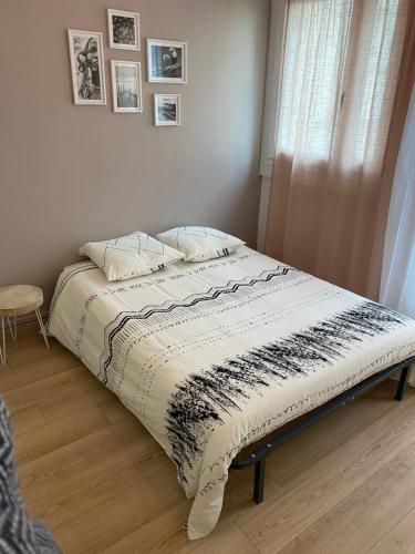 - un lit avec une couette en noir et blanc dans une chambre dans l'établissement Superbe appartement au bord de Vienne, à Limoges