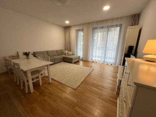 ein Wohnzimmer mit einem Sofa und einem Tisch in der Unterkunft New and modern flat between Potsdamer Platz and Tiergarten in Berlin
