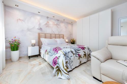 Exclusive city center studio with free e-bikes