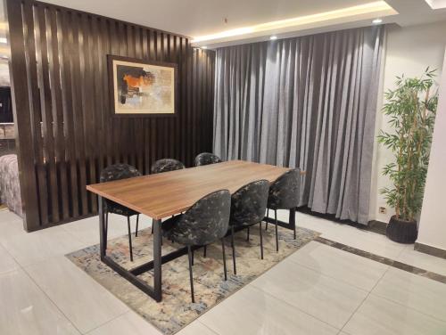 einen Konferenzraum mit einem Holztisch und Stühlen in der Unterkunft Gold Crest Apartments - DHA P4 in Lahore