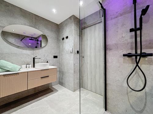 une salle de bain avec douche et lavabo dans l'établissement La Suite EDEN - Maison de ville Luxe - 4pers - Jacuzzi - 10min Cannes, au Cannet