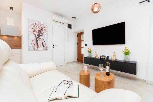 Exclusive city center studio with free e-bikes