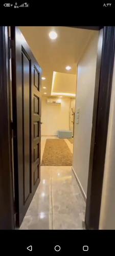 una porta aperta per una camera con corridoio di Dokki a Il Cairo