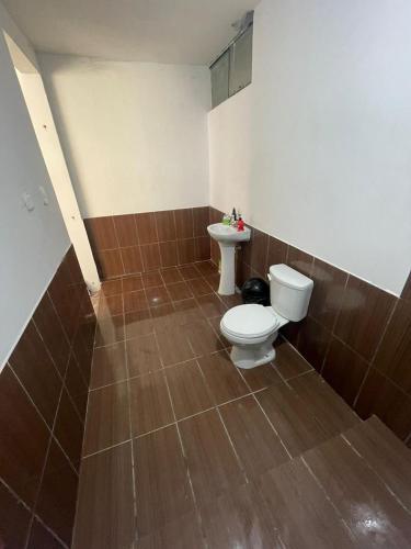 łazienka z toaletą i umywalką w obiekcie Habitación con vista al mar w mieście Punta Negra