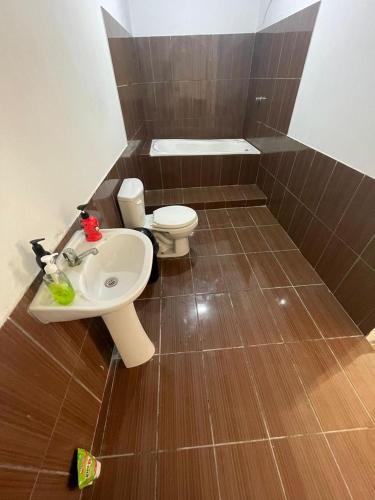 łazienka z toaletą i umywalką w obiekcie Habitación con vista al mar w mieście Punta Negra