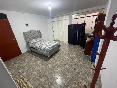pusty pokój z łóżkiem i telewizorem w obiekcie Habitación con vista al mar w mieście Punta Negra