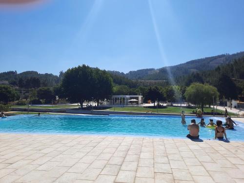 un grupo de personas sentadas en una piscina en Casa Penafalcão, en Castelo Branco