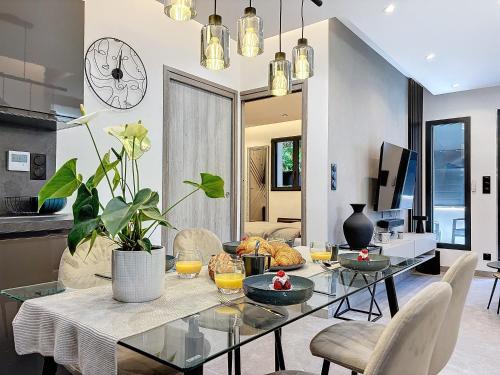 Il comprend un salon avec une table à manger et une cuisine. dans l'établissement La Suite EDEN - Maison de ville Luxe - 4pers - Jacuzzi - 10min Cannes, au Cannet