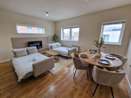 sala de estar con sofá y mesa en Free Parking Stunning City Centre Flat en Mánchester