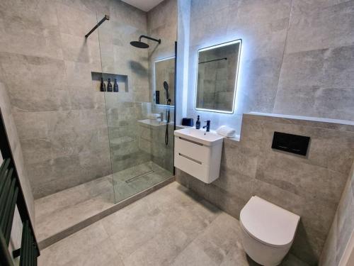 y baño con ducha, aseo y lavamanos. en Free Parking Stunning City Centre Flat en Mánchester