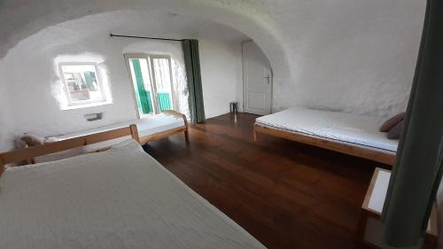 Habitación con 2 camas y ventana en Prázdninová chalupa s uzavřeným dvorem a zahradou, en Bernartice