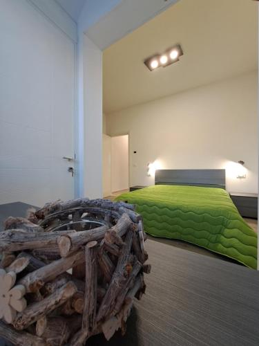 1 dormitorio con cama de madera con sábanas verdes en Casa Tizy, en Botrugno