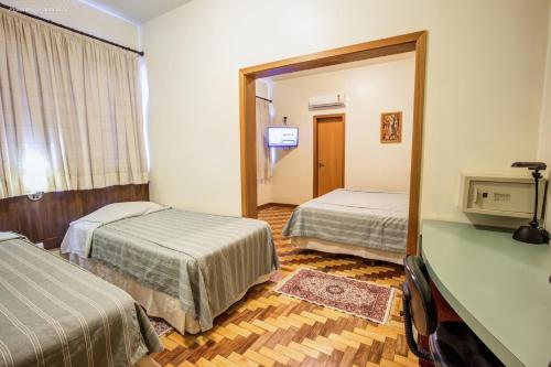 Uma cama ou camas num quarto em Almasty Hotel