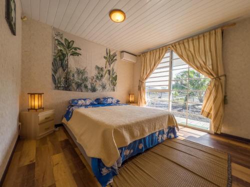 En eller flere senge i et værelse på TAHITI - Bungalow Taharuu Surf Hoe
