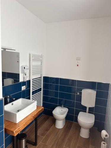 La salle de bains est pourvue de toilettes et d'un lavabo. dans l'établissement La Briga, à Piaggia