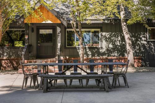 a picnic table and chairs in front of a house at Shasta View Lodge in McCloud