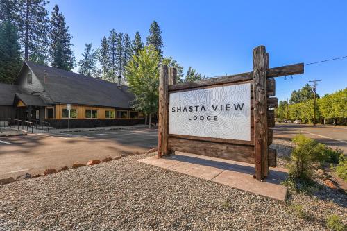 a sign at the entrance to a shinkler view lodge at Shasta View Lodge in McCloud