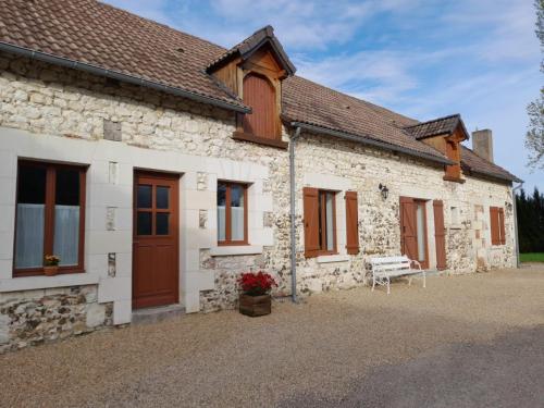 a stone house with a bench in front of it at Le gîte du Haut-Breuil 4-10 pers proche de Beauval châteaux de la Loire in Vicq-sur-Nahon